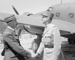 Poignée de mains entre les généraux Giraud et De Gaulle, devant un Lockheed Lodestar des lignes aériennes militaires. La période du réarmement de l’aviation française d’Afrique du Nord, durant la première partie de l’année 1943, s’effectue alors qu’une dure guerre politique se livre entre les deux généraux : le second, bien plus fin politique, parviendra à évincer le premier et devenir le seul chef du Comité Français de Libération Nationale à l’été 1943.