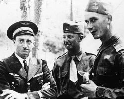 Le lieutenant Pierre Le Gloan, photographié en 1943 en compagnie de pilotes américains.