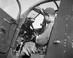 Poste de pilotage du P-39 accessible par une porte latérale, ce qui fait sourire bien des pilotes français disant avoir l’impression de monter dans une Peugeot 402. Le pilotage de l’appareil s’avérera malheureusement autrement plus dangereux que celui de la célèbre voiture.