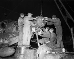 Mécaniciens français s’afférant sur un P-39 Airacobra. Le GC III/6 connaîtra de nombreuses difficultés mécaniques sur cet appareil, causant plusieurs accidents mortels, dont celui de Pierre Le Gloan le 11 septembre 1943.