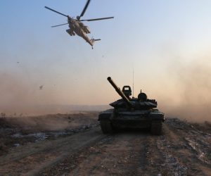 Symbole de la brutalité de l’attaque russe en Ukraine : un hélicoptère d’attaque Mil Mi-28 survole un char T-90. Symbole de la brutalité de l’attaque russe en Ukraine : un hélicoptère d’attaque Mil Mi-28 survole un char T-90.