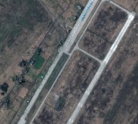 Sur cette vue satellite de la base aérienne de Primorsko-Akhtarsk prise le 13 février 2022, on constate que les avions d’assaut Su-25 du 960e ChAP (en bas à gauche) ont été renforcés par des bombardiers tactiques Su-34 qui pourraient être du 559e BAP (en haut à droite, en livrée bleue).
