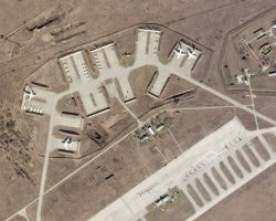 Vue satellite de la base de Mykolaïev-Koulbakino prise le 21 février 2022. On peut y dénombrer sur la piste (en bas) treize Su-25 de la 299e BrTA plus un L-39 Albatros, ainsi que douze Su-25 stockés sur les alvéoles du haut. Les Su-25 opérationnels qui manquent sur le cliché ont déjà été déployés sur d’autres terrains. La base abrite égale-ment les appareils de l’aviation navale ukrainienne, des drones Bayraktar TB2 et des Su-24 stockés de la 7e BrTA.
(Planet Labs)