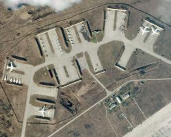 Cette autre vue satellite de Koulbakino montre la base après les frappes de missiles le 24 février 2022. Il n’y a plus aucun Su-25 opérationnel sur la piste mais deux des douze Su-25 stockés ont été détruits sur le second parking en partant de la droite, plus deux L-39 sur le troisième