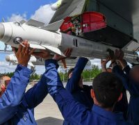 Un missile air-air à courte portée Vympel R-73 est accroché sous l’aile d’un chasseur russe.