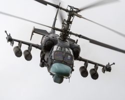 L’attaque de l’aéroport d’Hostomel est menée par des Mi-8 escortés par des « tueurs de chars » Kamov Ka52 au double rotor caractéristique, comme ici le RF-91332 « 48 blanc » équipé de quatre containers lance-roquettes de 80 mm.