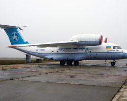 Le biréacteur An-74T UR-74010 d’Antonov Airlines, détruit le 24 février 2022 sur le tarmac de l’aéroport d’Hostomel.