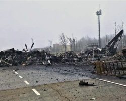 Les restes de l’An-26-100 UR-13395 sur le tarmac d’Hostomel. Comme le précédent, cet avion appartenait à Antonov Airlines.