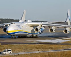 L’hexaréacteur An-225 Mriya, exemplaire unique du plus gros avion du monde, est détruit au sol dans son hangar au cours de la nuit du 24 au 25 février 2022 à Hostomel. Il constituait le principal atout de l’Ukraine dans sa collaboration avec les pays de l’OTAN, pour le compte desquels il était régulièrement affrété. Devant lui, l’épave calcinée d’un blindé léger BMD-2 des troupes aéroportées russe.