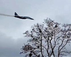 Un MiG-29 ukrainien en camouflage pixélisé en vol dans le secteur de Kiev le 24 février 2022.