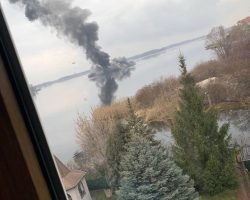 Cet extrait vidéo d’un appareil qui s’écrase le 24 février 2022 à l’extrémité sud du réservoir de Kiev a été présenté dans les médias comme un hélicoptère Ka-52 russe, mais il montre en fait la chute d’un MiG-29 de la 40e BrTA ukrainienne. On aperçoit à gauche le parachute du pilote qui a réussi à s’éjecter... Un Ka-52 a bien été abattu dans le Dniepr mais il est tombé plus au nord, à un endroit où les berges sont bien plus larges et sans produire la moindre fumée.