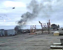 Des Su-24M ukrainiens larguent des bombes parachutées sur l’aéroport d’Hostomel le 24 février 2022. On aperçoit à gauche l’An-74T UR-74010 en train de brûler.