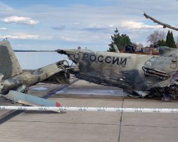 Une épave d’hélicoptère russe sortie du réservoir de Kiev le 4 mai 2022 par les gardes-frontières ukrainiens. Le rotor de queue tripale montre qu’il s’agit d’un Mi-24 et non d’un Mi-35M comme annoncé sur les réseaux sociaux. Cet appareil est le Mi-24P RF-95290 « 04 rouge » de la 17e BrAA abattu le 24 février précédent.
