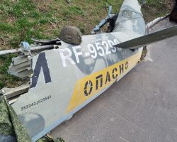 Détail de la queue du Mi-24P « 04 rouge », sur laquelle le n/c 3532432825548 est bien visible à côté de l’immatriculation RF-95290.