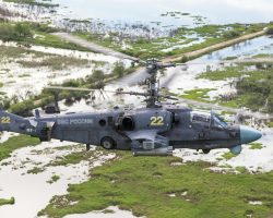 Le Ka-52 détruit à proximité de la piste d’Hostomel le premier jour de l’invasion pourrait être le RF-91122 « 22 jaune » identifié grâce au numéro constructeur 35382608007 inscrit au bas du gouvernail. L’étoile russe et le code ont été effacés.