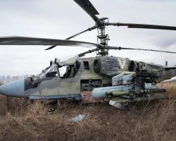 Sévèrement endommagé par un missile Stinger lors des combats au-dessus de l’aéroport d’Hostomel, un Ka-52 de la 18e BrAA doit se poser en urgence au nord-ouest de Kiev. Les marques d’identification russes ont été recou-vertes pour l’opération et remplacées par le V blanc des unités opérant depuis la Biélorussie. La tache noire à l’avant des entrées d’air cache son code « 18 bleu ». Ka-52 de la 18e BrAA doit se poser en urgence - 1