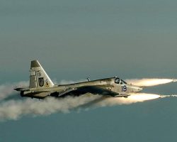 Le Su-25M1K « 19 bleu » de la 299e BrTA tirant des missiles R-60. Baptisé AA-8 « Aphid » dans le code OTAN, ce missile air-air à guidage infrarouge à une portée comprise entre 4 et 8 km, mais il est rarement utilisé par les pilotes de Su-25 qui effectuent essentiellement des attaques au sol.