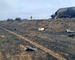 Plusieurs transports lourds russes ont été détruits par les Su-25 ukrainiens sur la chaussée au nord-est de Kherson le 24 février 2022. Au premier plan les restes du Su-25 « 19 » du Lt-Col Jibrov.