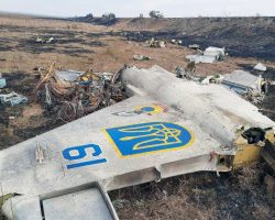 Les restes du Su-25M1 « 19 bleu » du Lt-Col Jibrov abattu le 24 février 2022 à Tchorna Dolyna. L’appareil s’est écrasé à proximité du convoi qu’il attaquait. Le logo du faucon en piqué sur une cocarde jaune et bleue est celui de l’usine ZDARZ « MiGremont ». Chaque Su-25 qui y passe en révision en est décoré, mais uniquement sur le côté droit de la dérive.