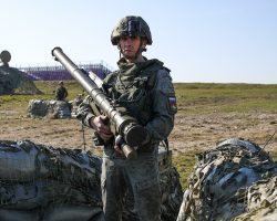 Un fantassin russe armé d’un redoutable 9K333 Verba, un MANPADS à guidage infrarouge de quatrième génération.