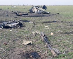 Le Su-25M1 « 30 bleu » du Cne Chtcherbakov a été pulvérisé à l’impact. On aperçoit au premier plan le tube du canon de 30 mm.