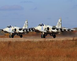 Les Su-25M1 ukrainiens « 15 bleu » et « 17 bleu » au décollage avant l’invasion russe. Ils sont armés de deux conteneurs B8M1 chargés chacun de vingt roquettes de 80 mm.