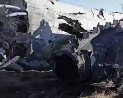 Quelques extraits vidéo montrant un Su-25 ukrainien endommagé au-delà du réparable. L’examen des pixels peints sur le flanc du réacteur gauche montre qu’il s’agit du « 15 bleu » piloté par le Maj Lazarenko le 24 février 2022.
