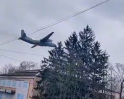 Cet An-26 ukrainien codé « 59 bleu » (n/c 50-03) a été abattu par un missile – vraisemblablement tiré par la DCA de Kiev – au sud de la capitale le 24 février. Il appartenait au Centre de recherches d’état des forces armées.