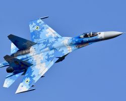 Le pilote ukrainien Oleksandr Oksanchenko photographié en 2018 aux commandes du Su-27P1M « 58 bleu ».