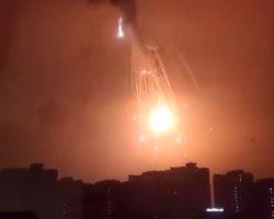 L’impact de la DCA ukrainienne, peu avant l’aube du 25 février 2022, sur un « chasseur ennemi » qui s’avèrera être un Su-27P1M de la 831e BrTA…