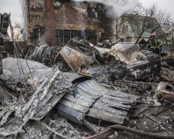 L’épave du Su-27 « 100 bleu » ukrainien tombé dans un complexe résidentiel proche de Kiev.