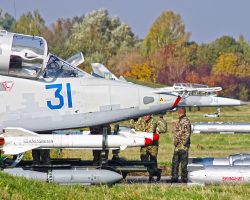 Gros plan sur le Su-25M1 « 31 bleu » de la 299e BrTA, vu le 12 octobre 2018 pendant l’exercice « Clear Sky 2018 ». Les missiles blancs sont des Kh-25ML à guidage laser semi-actif destinés à l’attaque des points fortifiés