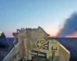 Mauvais cliché de la queue du Su-25 « 31 bleu » de la 299e BrTA abattu au nord-est de Kherson.