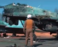 Tirées d’une vidéo destinées à lever des fonds à l’étranger en faveur de l’aviation ukrainienne « qui a perdu des centaines d’avions de combat », ce qui est vraisemblable-ment très exagéré, ces trois vues montrent les MiG-29 de la 114e BrTA détruits au sol à Ivano-Frankivsk dans la nuit du 26 au 27 février 2022.