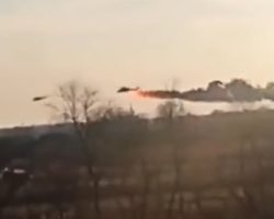 Deux vues du Mi-35M russe abattu le 26 février par un missile sol-air dans un parc à Sahy, près de Kherson.