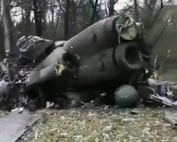 Deux vues du Mi-35M russe abattu le 26 février par un missile sol-air dans un parc à Sahy, près de Kherson.