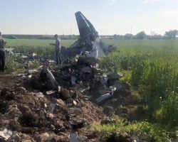 Deux clichés de l’épave du Su-25M1 « 49 bleu » abattu dans le secteur de Kherson.