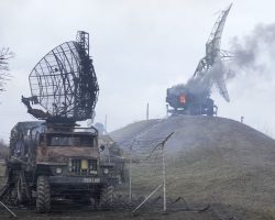 Deux systèmes radar ukrainiens, un 1L22 Parol sur camion Oural et un PRV-13 Nadejnost 2, détruits dans les faubourgs ouest de Marioupol lors d’un raid aérien russe au début du conflit.