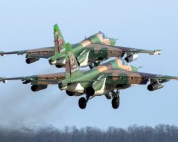 Deux Su-25 de la force aérospatiale russe au décollage. La similarité des types d’appareils employés par les deux adversaires explique une partie des « tirs amis » constatés.