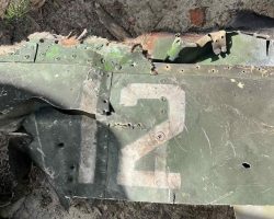 Portion de l’empennage du Su-25SM RF-93027 « 12 rouge » du 18e GvChAP probablement abattu le 27 février 2022 à l’ouest d’Hostomel. Comme sur la plupart des avions russes, le code individuel est répété en blanc en haut de la dérive.