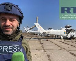 Un reporter de la chaîne d’information en continu russe RT devant trois des Mi-24 capturés sur la base de Chor-nobaïvka le 1er mars 2022.
