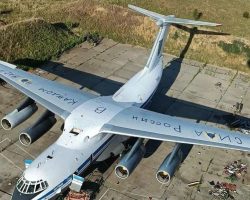 L’Il-76MD n/c 76699 de la 25e BrTrA, alors en mainte-nance, est capturé sur la base aérienne de Melitopol fin février 2022. Les troupes russes ont inscrit sur ses ailes Сила России в Каждом из нас, ce qui signifie « La force de la Russie est en chacun de nous ».