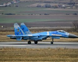 Le Su-27S1M « 23 bleu » de la 39e BrTA s’apprête à décoller de Bacău (Roumanie) pour regagner l’Ukraine. Ses missiles et ses munitions ont été confisqués par les Roumains, qui les renverront discrètement quelque temps plus tard.
