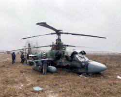Le Ka-52 RF-90304 « 14 bleu » contraint à l’atterrissage au nord-ouest de Kiev le 1er mars 2022. Le matricule et le code de cet appareil équipé de deux containers lance-roquettes et de deux réservoirs supplémentaires ont été masqués par de la peinture vert vif. Un mois plus tard, le Kamov sera incendié par les Ukrainiens et présenté comme un « nouvel hélicoptère ennemi abattu par les défenses antiaériennes »…