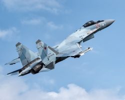 Le Su-35S RF-95475 « 29 rouge » du 23e IAP. Descen-dant direct du Su-27 qui date de l’ère soviétique, ce monoplace est équipé d’un radar à balayage électronique Tikhomirov NIIP N035 Irbis-E bien supérieur à tout ce que peut lui opposer la chasse ukrainienne.