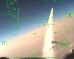 Un pilote de Su-35S a filmé grâce à sa caméra tête haute (HUD) le tir d’un missile R-77-1 du type « tire et oublie » sur un appareil ukrainien engagé de face.