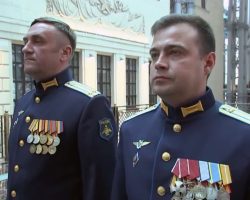 Le Maj Viktor Doudine (à droite) fait « Héros de Russie » le 4 mars 2022, en compagnie du Lt-Col Dimitri Litvinov, commandant-adjoint d’un régiment de Su-25.