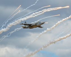 Le Su-25M1 « 29 bleu » de la 299e BrTA en vol au-dessus de Koulbakino le 14 juillet 2017.