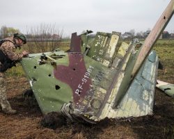 Un soldat ukrainien examine la dérive du Su-25 RF-91961 abattu à l’est de Kiev.