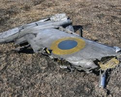 Ces fragments de Su-25 ukrainien « abattu vers Kher-son » ont été révélés par le communiqué du Ministère de la Défense Russe daté du 16 mars 2022. Il s’agit d’un extrados d’aile gauche et d’une partie du train d’atterrissage gauche. C’est l’une des rares occasions où le MDR a rendu publiques les preuves d’une victoire sur un appareil adverse.